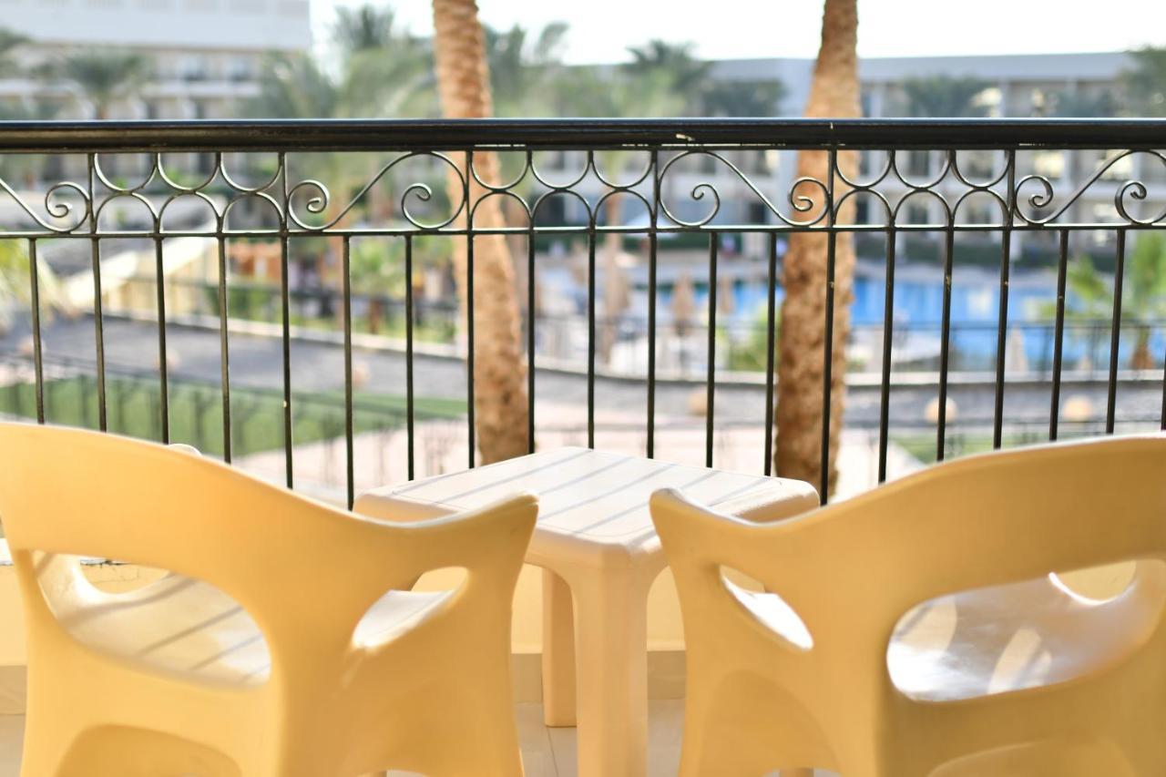 엑스피리언스 키로세이즈 프리미어 나마 베이 호텔 샤름 엘 셰이크 외부 사진 A balcony